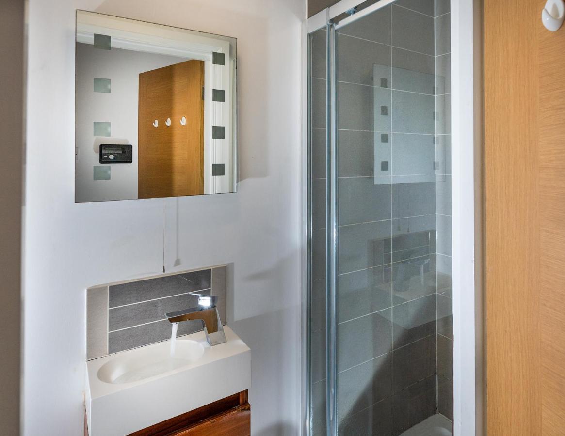 Modern & Spacious 2-Bed Flat With Secure Parking 독서 외부 사진